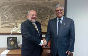 Carlos Pareja Yannuzzelli (izq.), ministro de Hidrocarburos, junto al secretario general de la OPEP, Abdalla Salem El-Badri (der.). Foto: Cortes&iacute;a/Ministerio de hidrocaburos