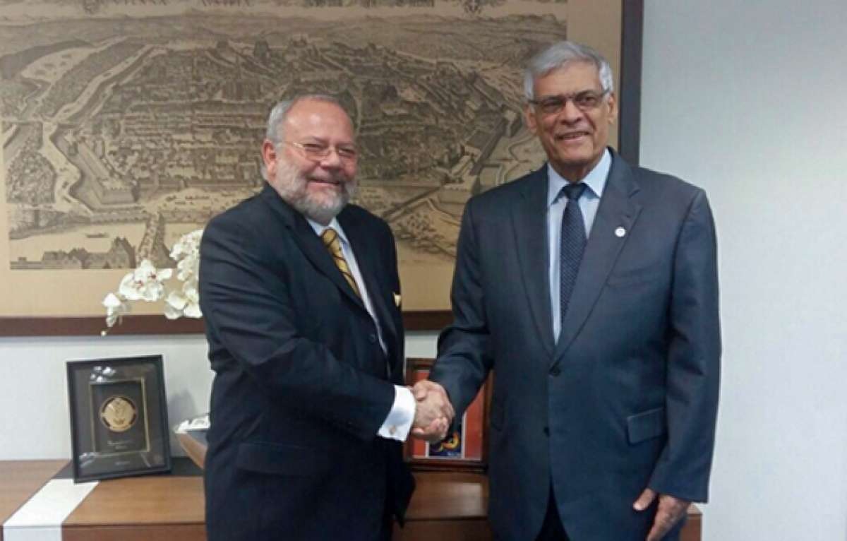 Carlos Pareja Yannuzzelli (izq.), ministro de Hidrocarburos, junto al secretario general de la OPEP, Abdalla Salem El-Badri (der.). Foto: Cortes&iacute;a/Ministerio de hidrocaburos