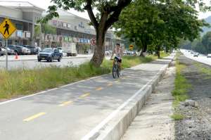 La ciclov&iacute;a construida en el sentido oeste-este de la v&iacute;a a la Costa ya es utilizada por algunas personas. Foto: Eduardo Escobar / El Tel&eacute;grafo