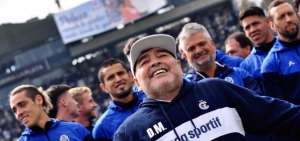 Maradona tuvo un emotivo recibimiento en la pr&aacute;ctica de Gimnasia