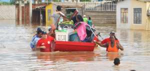 Al momento hay 126 personas evacuadas por el desbordamiento del canal 'El Macho'.