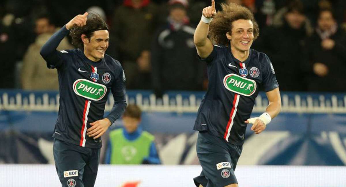 En la foto aparecen &Eacute;dinson Cavani y David Luiz, vistiendo la camiseta del Par&iacute;s Saint-Germain, en un encuentro del torneo franc&eacute;s. Foto: Internet