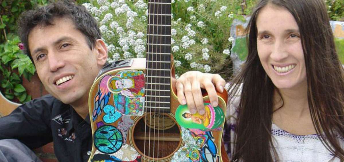 H&eacute;ctor Buitrago (izquierda) junto a Andrea Echeverri, miembros de la banda de rock Aterciopelados,que se hizo popular en la d&eacute;cada del 90.