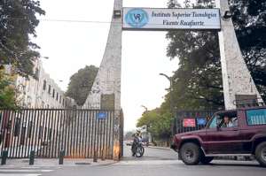 Un polic&iacute;a patrulla el Colegio Nacional Vicente Rocafuerte, ubicado en el centro de Guayaquil. Las rondas las efect&uacute;an minutos antes y durante la entrada y salida de los estudiantes. Foto: Miguel Castro |  El Tel&eacute;grafo