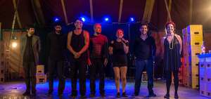 Cantina incluye a personajes en rol de actores, m&uacute;sicos y cirqueros. El elenco mont&oacute; la obra a trav&eacute;s de talleres en los cuales intercambiaron conocimientos.