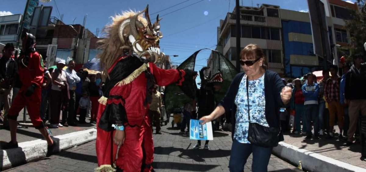 Una ciudadana no perdi&oacute; ayer la oportunidad de bailar con uno de los &lsquo;diablos&rsquo;, durante el cierre de los festejos en P&iacute;llaro.