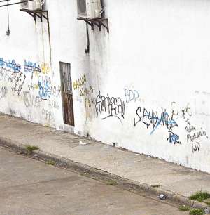 Las paredes de un colegio son utilizadas por grafiteros