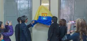 La placa estuvo cobijada por la bandera azul y amarillo que caracteriza al "Patr&oacute;n Mej&iacute;a", colegio donde &Eacute;dison se form&oacute;.