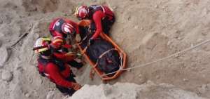 Agentes de Bomberos durante la extracci&oacute;n de los cad&aacute;veres.