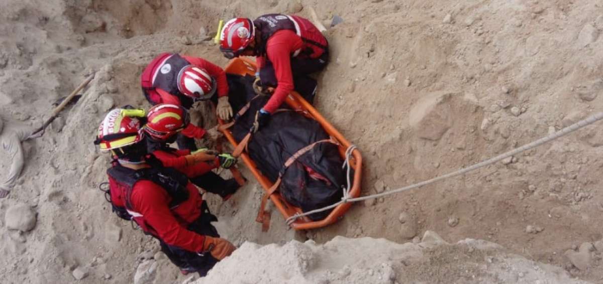 Agentes de Bomberos durante la extracci&oacute;n de los cad&aacute;veres.