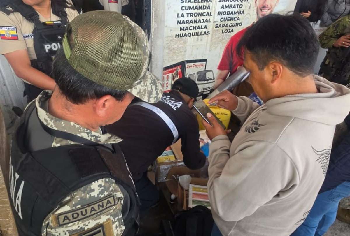 Operativo en terminal de Carcel&eacute;n deja al descubierto encomienda con armas y ketamina