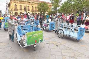 Los integrantes de las organizaciones de recicladores de Cuenca participaron ayer en un desfile con disfraces y pancartas alusivos al tema. FOTO: JOS&Eacute; LUIS LLIVISACA