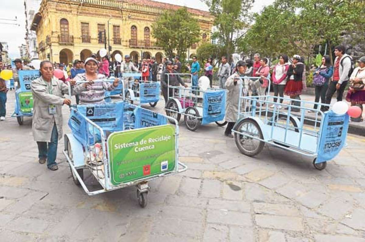 Los integrantes de las organizaciones de recicladores de Cuenca participaron ayer en un desfile con disfraces y pancartas alusivos al tema. FOTO: JOS&Eacute; LUIS LLIVISACA