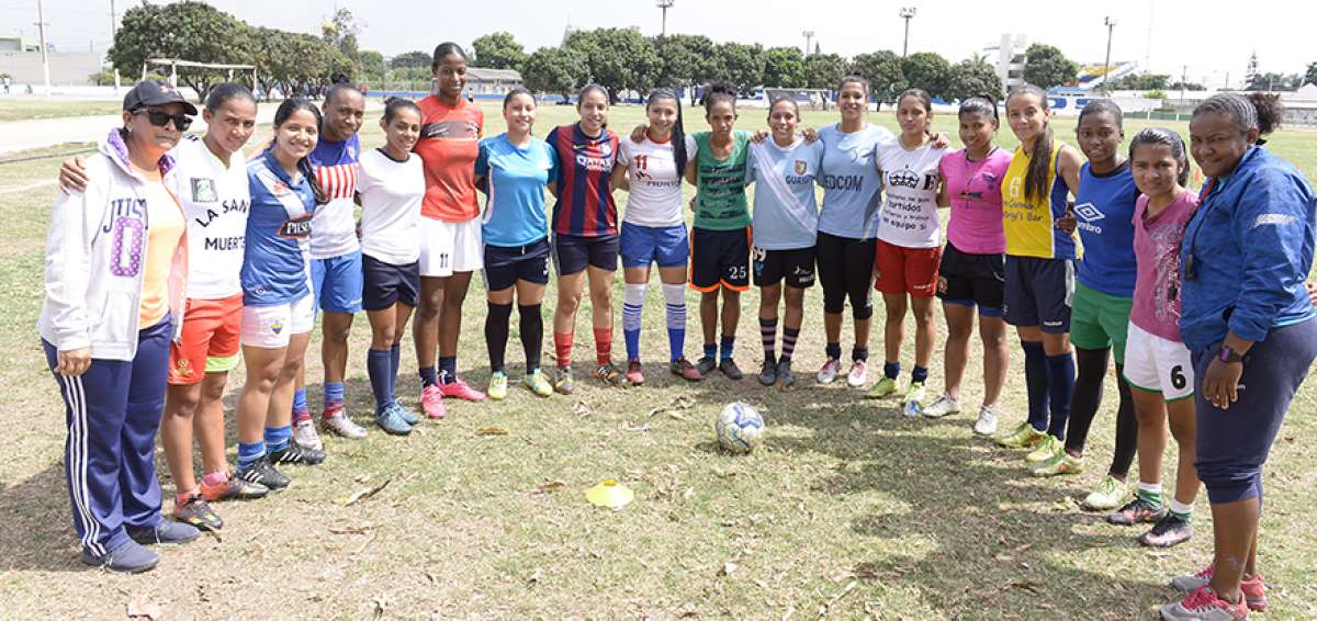 Uni&oacute;n Espa&ntilde;ola realiz&oacute; ayer su &uacute;ltimo entrenamiento, antes del campeonato, en la cancha principal de la Base Naval Norte, en Guayaquil.