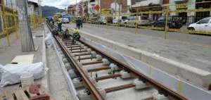 La colocaci&oacute;n de los rieles para el sistema de transporte avanza en distintos sectores de la capital azuaya.   
