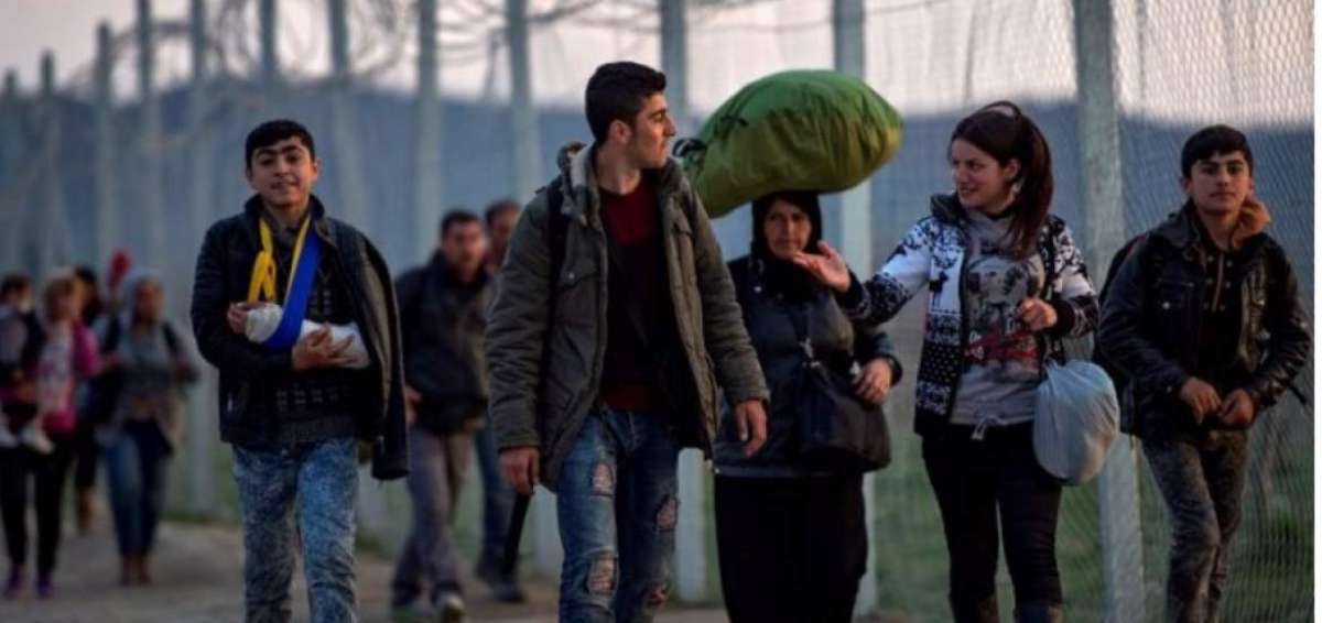 Miles de refugiados a diario caminan para traspasar fronteras.