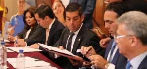 Autoridades del sector, durante la suscripci&oacute;n del acuerdo.