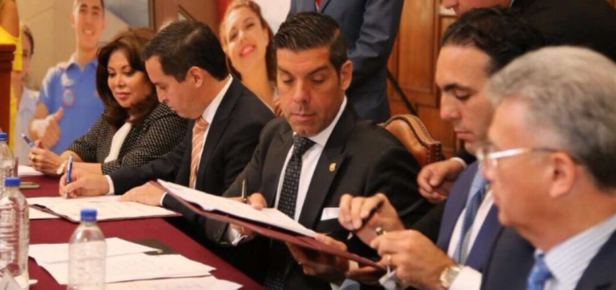 Autoridades del sector, durante la suscripci&oacute;n del acuerdo.