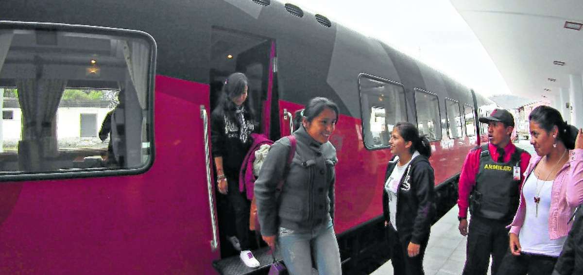 La zona de abordaje en la estaci&oacute;n del tren de Ingahurco es amplia, por ello all&iacute; hay una cafeter&iacute;a y artesan&iacute;as.  