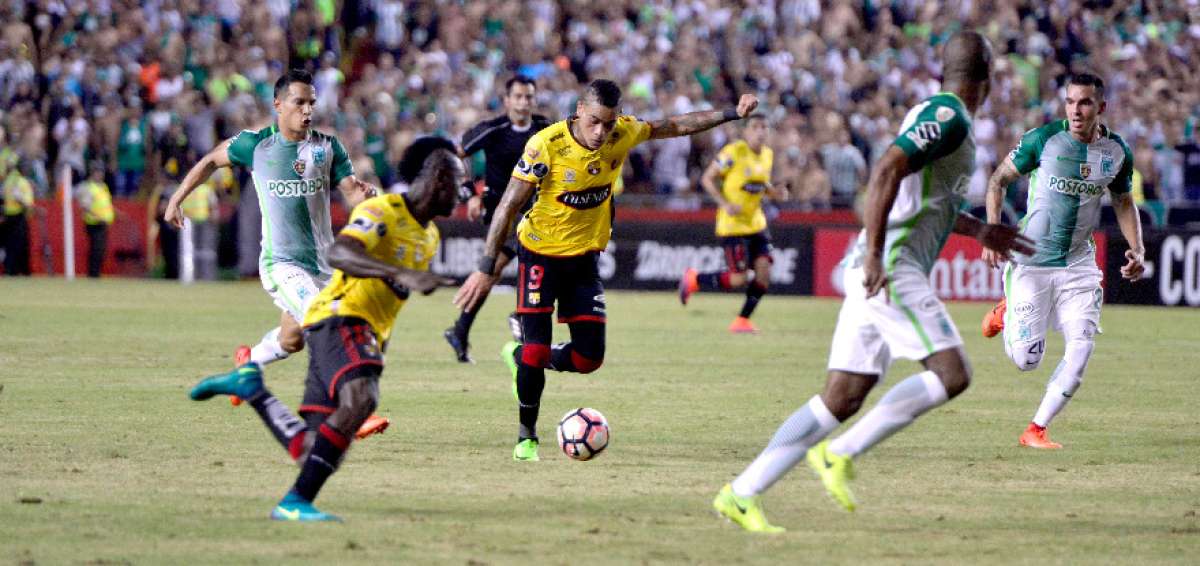 Jonathan &Aacute;lvez (c.) remata al arco rival; &Eacute;rick Castillos acompa&ntilde;a la jugada ante la mirada de los zagueros.   