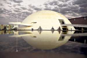 El f&uacute;tbol pinta la creaci&oacute;n de Niemeyer