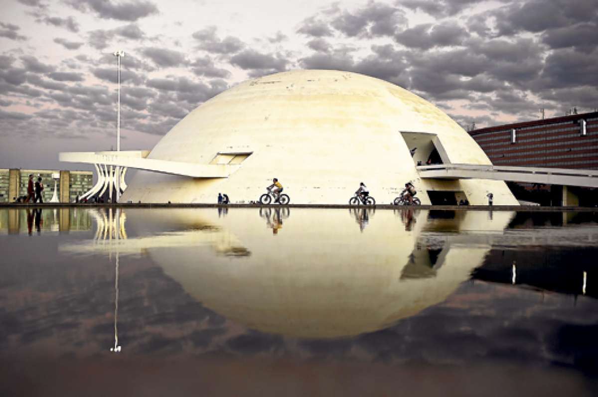 El f&uacute;tbol pinta la creaci&oacute;n de Niemeyer