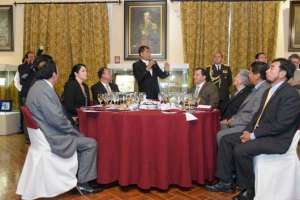 El presidente de la Rep&uacute;blica, Rafael Correa, dialog&oacute; ayer con los dirigentes del transporte, que acudieron a un almuerzo, en el Palacio de Carondelet. Foto: John Guevara / El Tel&eacute;grafo