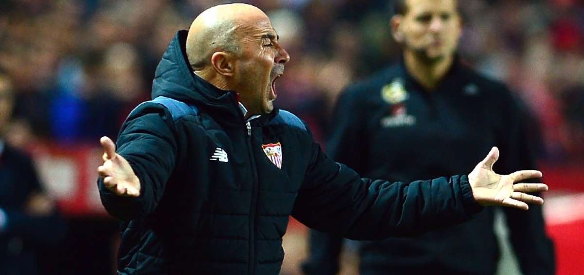 El argentino Jorge Sampaoli, fiel a su estilo, gesticula, camina y da indicaciones durante todo el partido. 