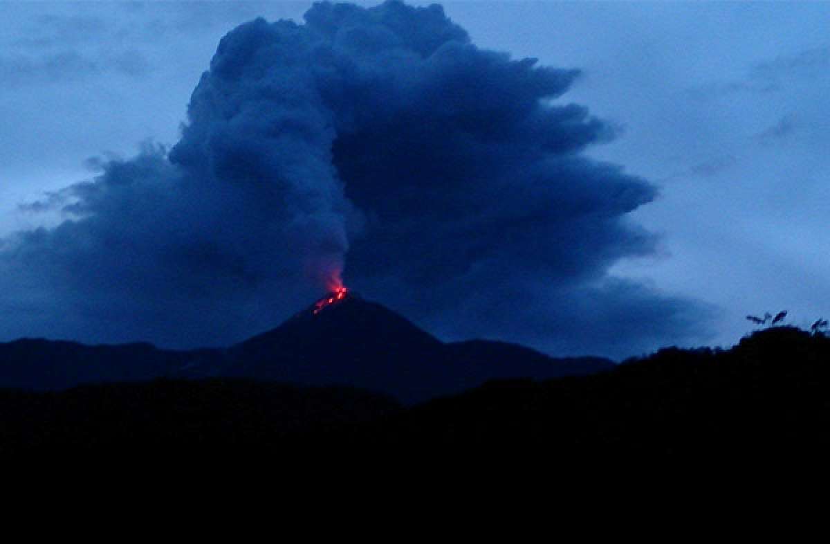 Hay emisi&oacute;n continua y rodamiento de material incandescente, seg&uacute;n el &uacute;ltimo reporte del IG. Foto: Tomada de www.igepn.edu.ec