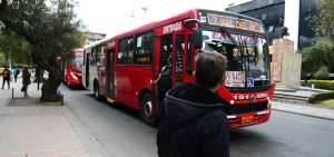 Las nuevas unidades son de color rojo, las anteriores eran azules. Estos buses tienen mayor capacidad de pasajeros.