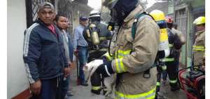 Los felinos fueron sacados de la vivienda en medio del humo. 
