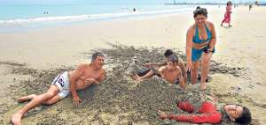 Desde inicios de semana empezaron a llegar los turistas de la Sierra a Manta. Esta temporada alta se extiende hasta octubre. Foto: Rodolfo p&aacute;rraga / El Tel&eacute;grafo