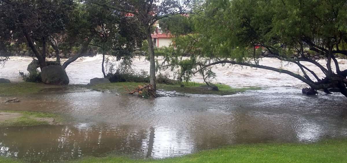El desborde del r&iacute;o Yanuncay caus&oacute; alarma entre los habitantes y la preocupaci&oacute;n de las autoridades. Hasta ayer su nivel era de m&aacute;xima alerta.