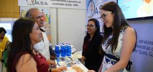 En el Pabell&oacute;n del laboratorio Lasa, t&eacute;cnicos de la compa&ntilde;&iacute;a explican a los asistentes el trabajo de control de calidad que realizan a los productos.