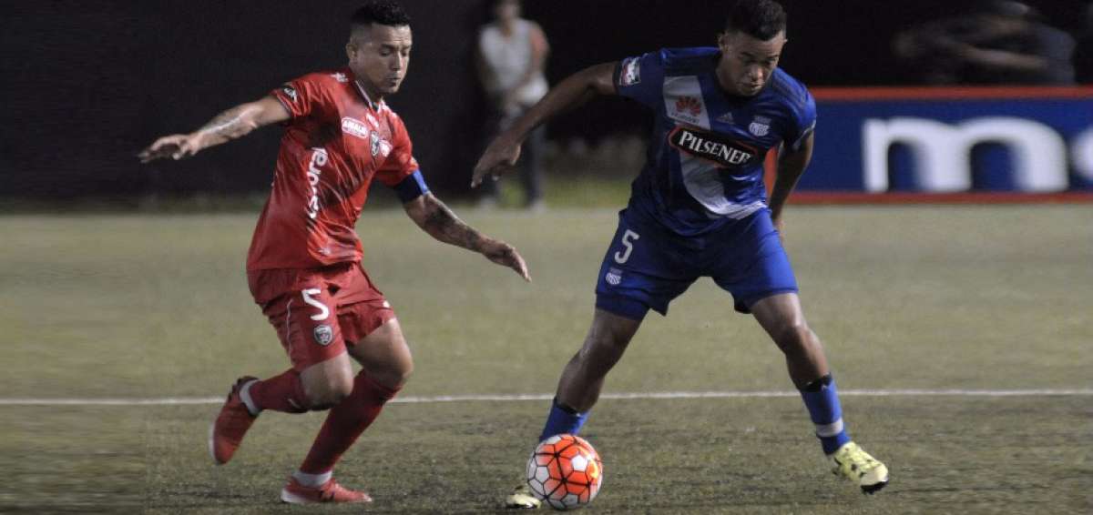 El uruguayo Sebasti&aacute;n P&iacute;riz (der.) durante un partido contra River Ecuador, en el estadio Christian Ben&iacute;tez, en uno de los cinco que ha jugado.