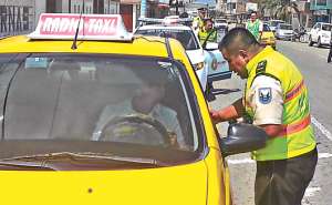 No todos los choferes en la provincia de El Oro est&aacute;n utilizando el tax&iacute;metro. Las sanciones contemplan la p&eacute;rdida de 4,5 puntos en la licencia y una multa. Foto: Cortes&iacute;a