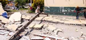 El Colegio T&eacute;cnico Agropecuario de Pedernales, fundado hace 45 a&ntilde;os, se derrumb&oacute; con el sismo. Ayer, obreros limpiaban el lugar para instalar aulas temporales.