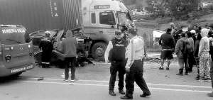 El accidente ocurri&oacute; a la altura del sector Camilo Gallegos, de Bibli&aacute;n. La v&iacute;a permaneci&oacute; cerrada mientras eran retirados los automotores.