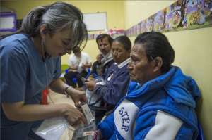 Durante la ma&ntilde;ana de hoy, el personal m&eacute;dico del Hospital Pablo Arturo Su&aacute;rez coloc&oacute; las pr&oacute;tesis a cientos de personas. Foto: Fernando Sanvoal / El Tel&eacute;grafo