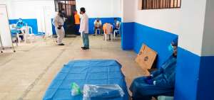 Brigadas m&eacute;dicas del Ministerio de Salud se instalaron desde ayer en la c&aacute;rcel de El Inca para atender al personal. 