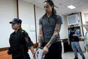 Brittney Griner, estrella del baloncesto estadounidense, fue liberada el jueves 08 de diciembre de 2022, en el marco de un intercambio de prisioneros con el traficante de armas ruso Viktor Bout, encarcelado durante 10 años en Estados Unidos.