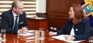 La canciller ecuatoriana, Mar&iacute;a Fernanda Espinosa, se reuni&oacute; con el representante regional de la ONUDD, Kristian H&ouml;lgem.
