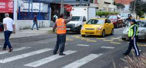 Los voluntarios realizan el control con el apoyo y asesor&iacute;a de agentes de tr&aacute;nsito. 