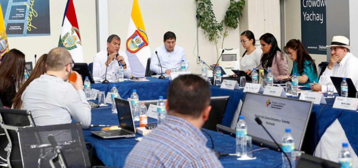 Presidente Correa eval&uacute;a los programas de educaci&oacute;n en el pa&iacute;s