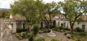 La extensi&oacute;n de la hacienda es aproximadamente 80 hect&aacute;reas, en las que existen jardines, una iglesia, un antiguo reloj solar y un pozo del siglo XVIII.