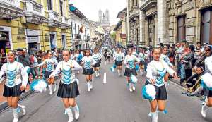 Las presentaciones de grupos de bastoneras son de las tradiciones m&aacute;s arraigadas en los planteles de origen femenino de la capital.