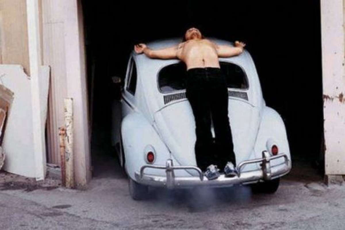 En 1974, Burden se acost&oacute;, crucificado, sobre un Volkswagen escarabajo y con agujas clavadas en sus manos. FOTO: Internet