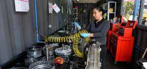El nombre del taller caja rosa se debe a caja por transmisiones y rosa por mujer. Mar&iacute;a Fernanda est&aacute; dentro de las 7 mujeres que en am&eacute;rica reparan veh&iacute;culos autom&aacute;ticos.
