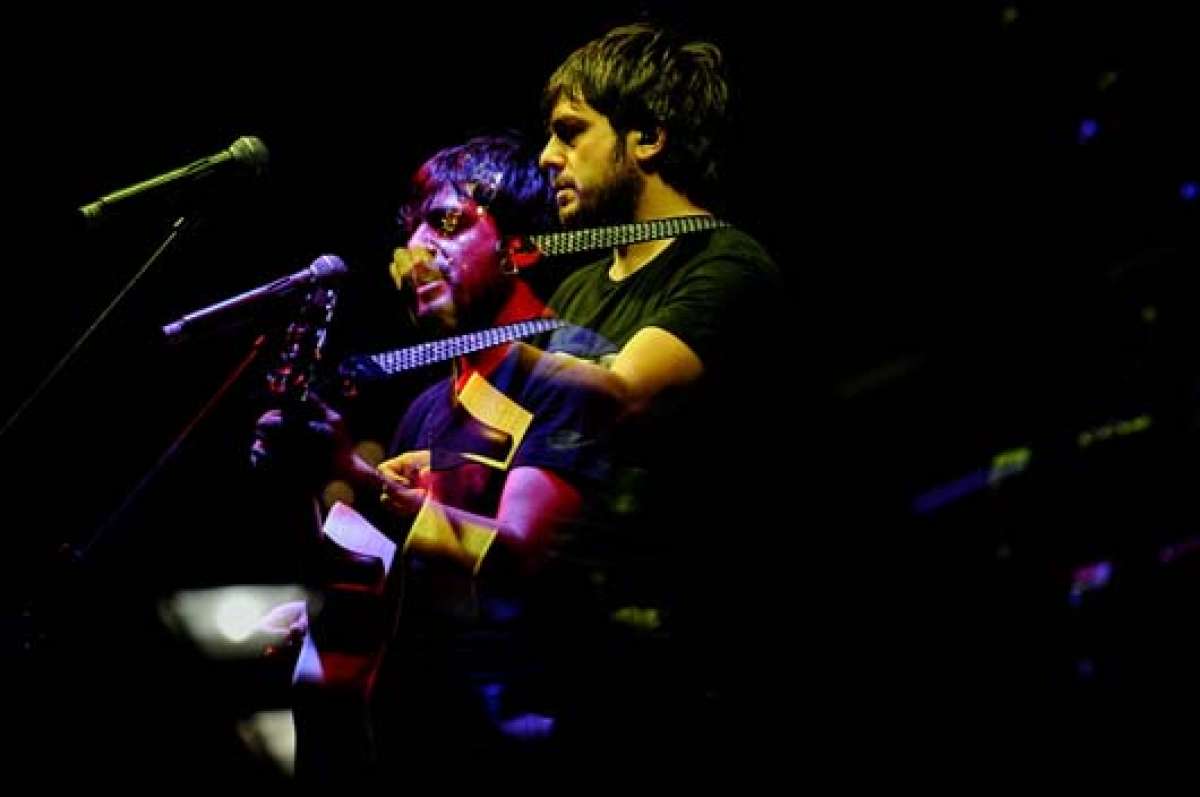El m&uacute;sico quite&ntilde;o To&ntilde;o Cepeda cautiv&oacute; a los quite&ntilde;os con sus canciones. Alkaloides y Da Pawn fueron los encargados de dar el &lsquo;puntapi&eacute;&rsquo; inicial. Foto: &Aacute;lvaro P&eacute;rez/ EL TEL&Eacute;GRAFO.