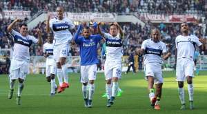 Los interistas festejaron el triunfo que los volv&iacute;a a poner en la cima de la Serie A en Italia. Foto: AFP